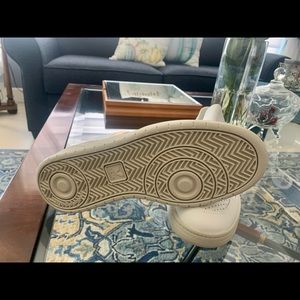 Veja sneakers never worn. Message for more pictures or any questions.